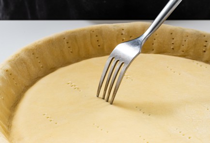 Фото шага рецепта Киш с красной рыбой креветками и лукомпореем 188036 шаг 7  