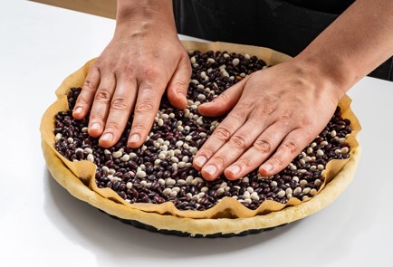 Фото шага рецепта Киш с красной рыбой креветками и лукомпореем 188036 шаг 8  