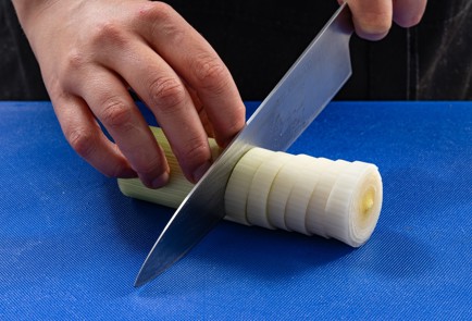 Фото шага рецепта Киш с красной рыбой креветками и лукомпореем 188036 шаг 9  