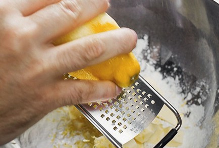 Фото шага рецепта Киш с лукомпореем цукини и семгой 25449 шаг 1  