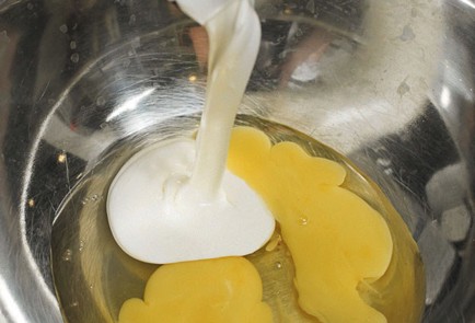 Фото шага рецепта Киш с лукомпореем цукини и семгой 25449 шаг 5  