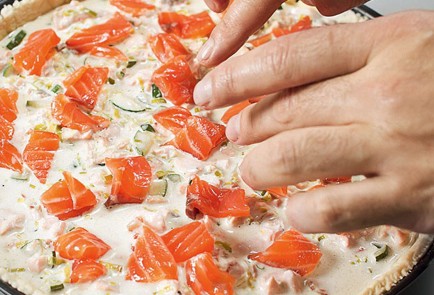 Фото шага рецепта Киш с лукомпореем цукини и семгой 25449 шаг 7  