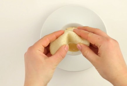 Фото шага рецепта Китайское печенье с предсказаниями 35194 шаг 6  