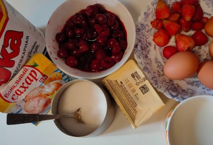 Фото шага рецепта Клафути с вишней клубникой и мороженым 188918 шаг 1  