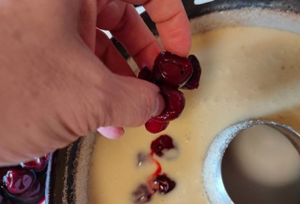 Фото шага рецепта Клафути с вишней клубникой и мороженым 188918 шаг 12  