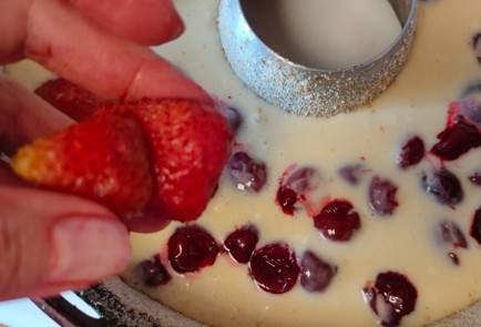 Фото шага рецепта Клафути с вишней клубникой и мороженым 188918 шаг 13  