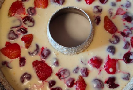 Фото шага рецепта Клафути с вишней клубникой и мороженым 188918 шаг 14  