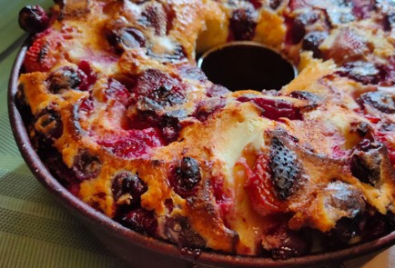 Фото шага рецепта Клафути с вишней клубникой и мороженым 188918 шаг 16  