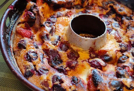 Фото шага рецепта Клафути с вишней клубникой и мороженым 188918 шаг 17  