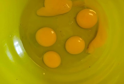 Фото шага рецепта Клафути с вишней клубникой и мороженым 188918 шаг 2  