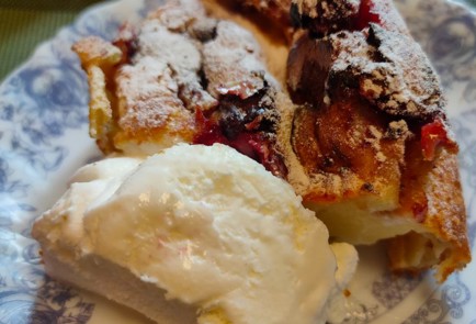 Фото шага рецепта Клафути с вишней клубникой и мороженым 188918 шаг 20  