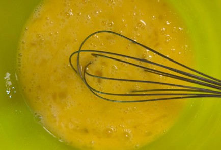 Фото шага рецепта Клафути с вишней клубникой и мороженым 188918 шаг 3  