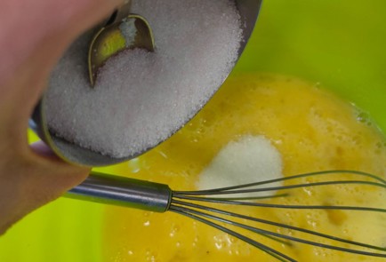 Фото шага рецепта Клафути с вишней клубникой и мороженым 188918 шаг 4  