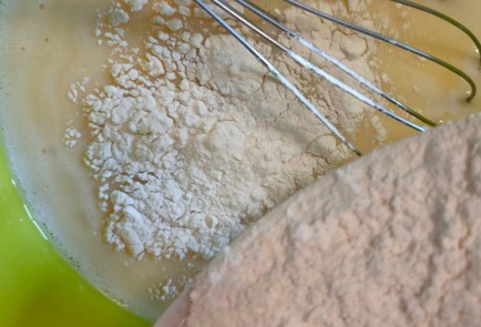 Фото шага рецепта Клафути с вишней клубникой и мороженым 188918 шаг 7  