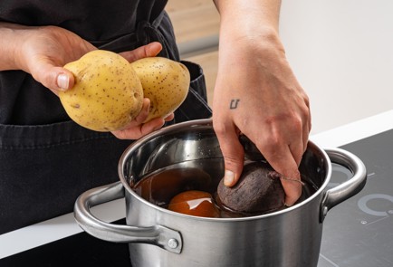 Фото шага рецепта Классическая селедка под шубой 187590 шаг 2