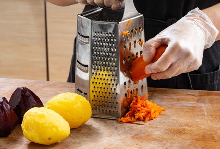 Фото шага рецепта Классическая селедка под шубой 187590 шаг 6