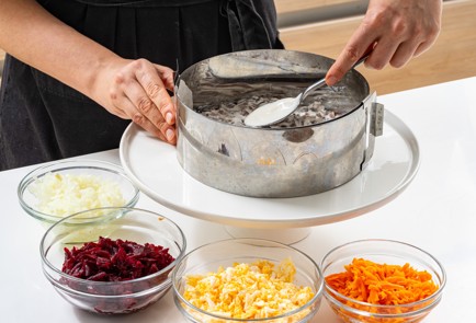 Фото шага рецепта Классическая селедка под шубой 187590 шаг 8