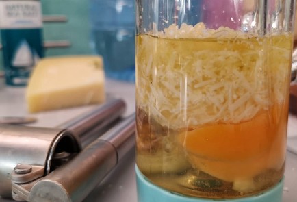 Фото шага рецепта Классический соус к салатам с лимонным соком 151280 шаг 7