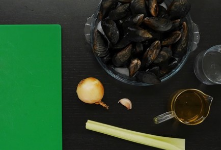 Фото шага рецепта Классические бельгийские мидии 91366 шаг 1  