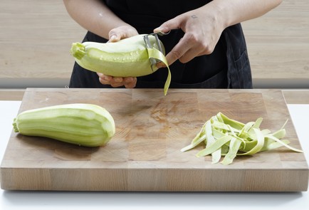 Фото шага рецепта Классические оладьи из кабачков 152672 шаг 1  