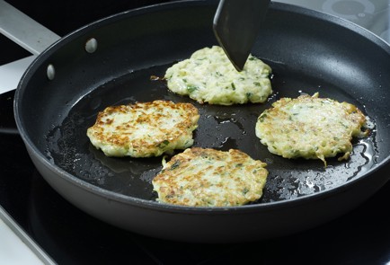 Фото шага рецепта Классические оладьи из кабачков 152672 шаг 10  