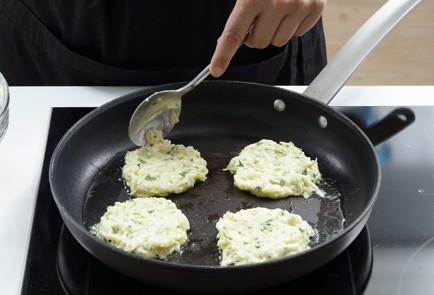 Фото шага рецепта Классические оладьи из кабачков 152672 шаг 9  
