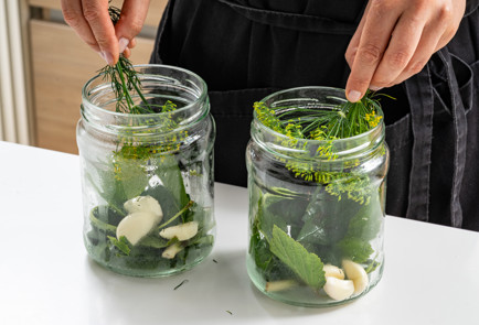 Фото шага рецепта Классические соленые огурцы 189910 шаг 4  