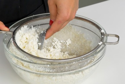 Фото шага рецепта Классические сырники 151265 шаг 1  