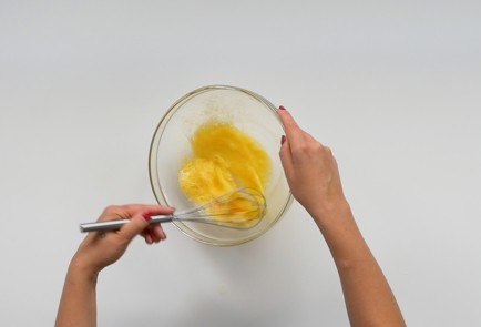 Фото шага рецепта Классические сырники 151265 шаг 2  