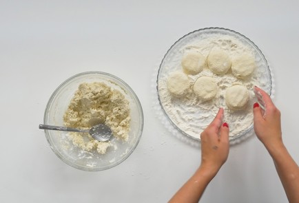 Фото шага рецепта Классические сырники 151265 шаг 6  