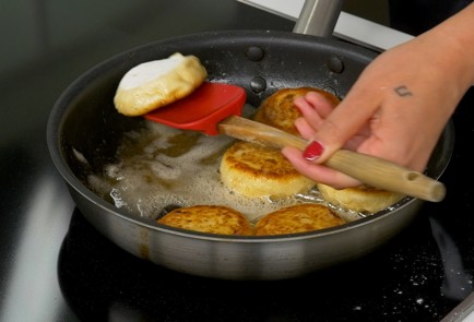 Фото шага рецепта Классические сырники 151265 шаг 8  