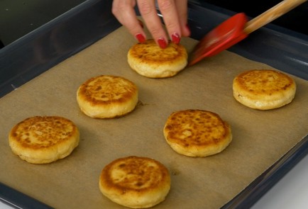 Фото шага рецепта Классические сырники 151265 шаг 9  