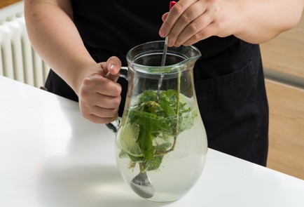 Фото шага рецепта Классический безалкогольный мохито 152548 шаг 9  