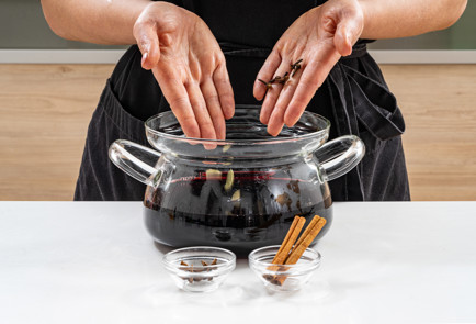 Фото шага рецепта Классический глинтвейн 190678 шаг 5  