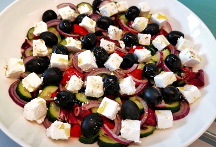 Фото шага рецепта Классический греческий салат 189216 шаг 10  