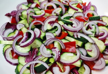 Фото шага рецепта Классический греческий салат 189216 шаг 4  