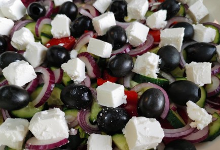 Фото шага рецепта Классический греческий салат 189216 шаг 5  