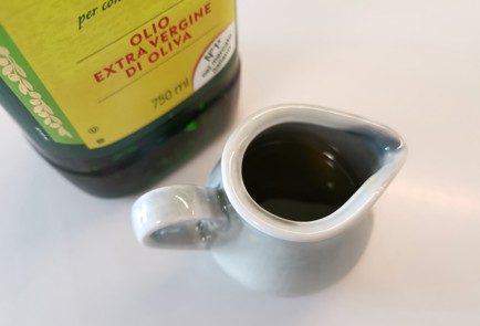 Фото шага рецепта Классический греческий салат 189216 шаг 6  