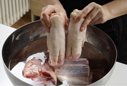 Фото шага рецепта Классический холодец из свинины и говядины 152992 шаг 2