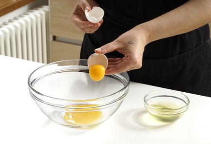 Фото шага рецепта Классический майонез 152820 шаг 2