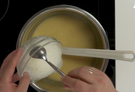 Фото шага рецепта Классический медовик с черносливом 140084 шаг 2  