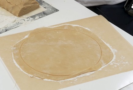 Фото шага рецепта Классический медовик с черносливом 140084 шаг 4  