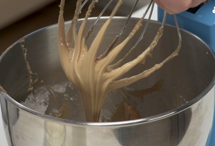 Фото шага рецепта Классический медовик с черносливом 140084 шаг 5  