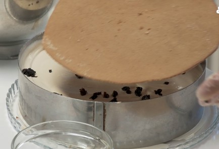 Фото шага рецепта Классический медовик с черносливом 140084 шаг 7  