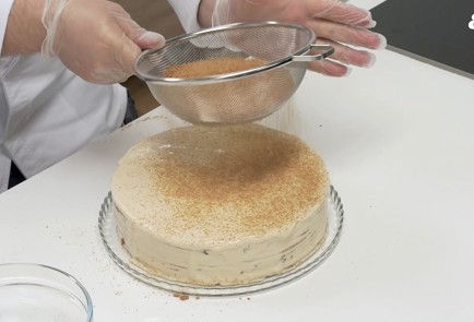 Фото шага рецепта Классический медовик с черносливом 140084 шаг 8  