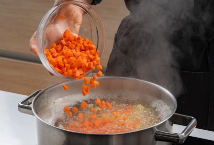 Фото шага рецепта Классический оливье с колбасой и свежими огурцами 175180 шаг 4  