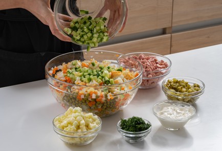 Фото шага рецепта Классический оливье с колбасой и яблоком 175170 шаг 11  