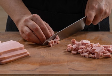 Фото шага рецепта Классический оливье с колбасой и яблоком 175170 шаг 9  