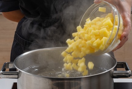 Фото шага рецепта Классический оливье с колбасой 175168 шаг 3  