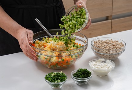 Фото шага рецепта Классический оливье с курицей и свежими огурцами 175173 шаг 10  